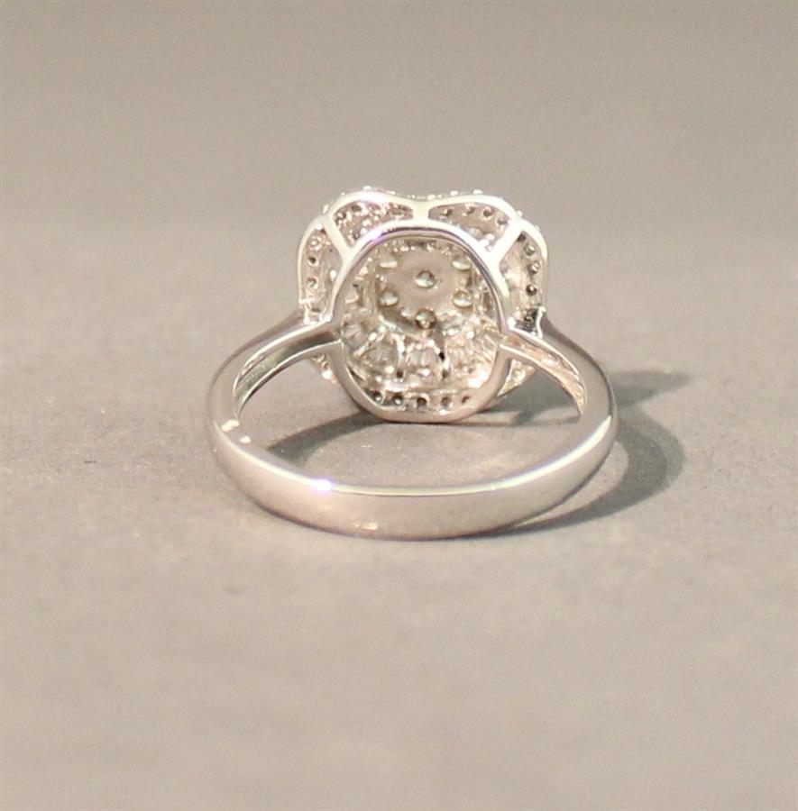 Bague Jupe carrée à pans coupés en or blanc 18 K 750 oo sertie de