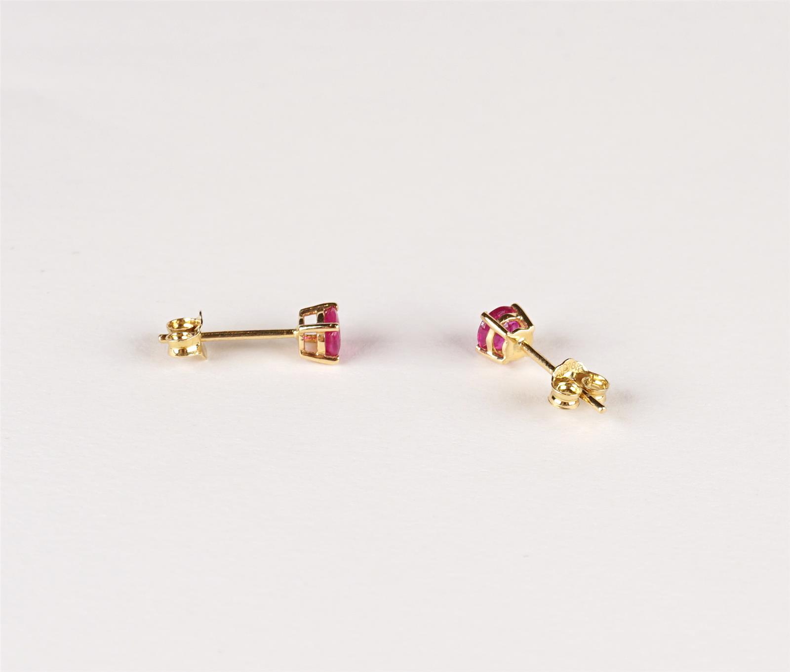 Paire De Boucles D Oreilles En Or 18 K 750 Oo Serties Chacune D Un