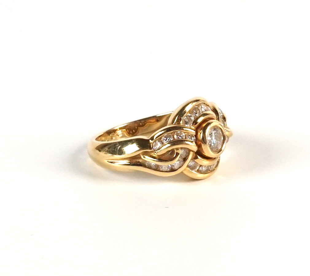 Bague en or jaune 18K 750 oo centrée d un diamant taille brillant en