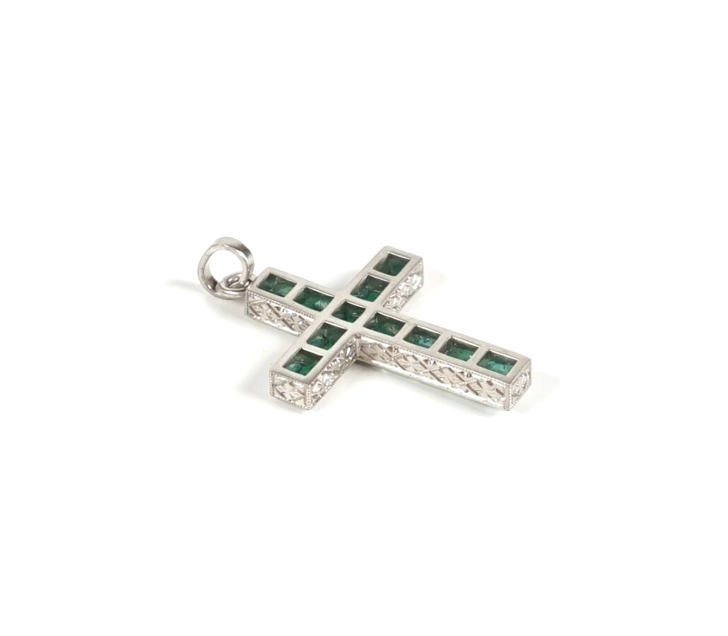 Pendentif Croix en platine 900 oo sertie de petites émeraudes FC